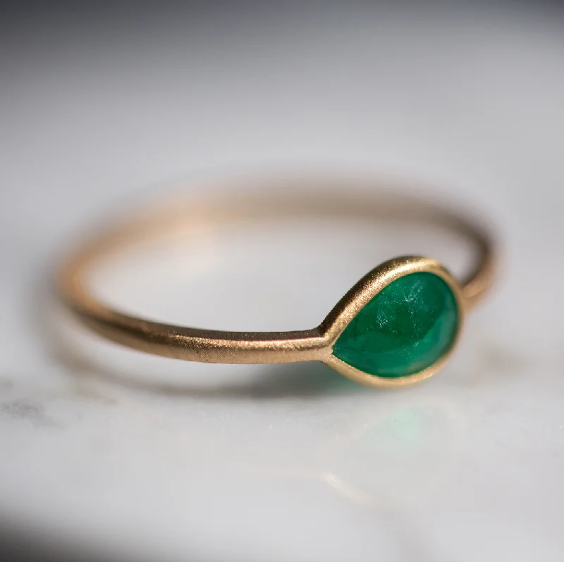 Get The Sparkle You Love At Prices You Adore 0.50ct Pear Colombian Emerald & Yellow Gold Wire Ring