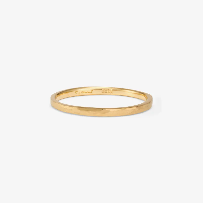 Don't Miss Out On Jaw-Dropping Jewelry Discounts R4002 | Thin Hammered Band